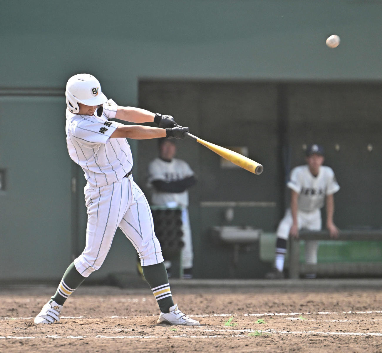 文星芸大付対昌平　5回裏昌平1死三塁、甲斐は左犠飛を放つ（撮影・滝沢徹郎）