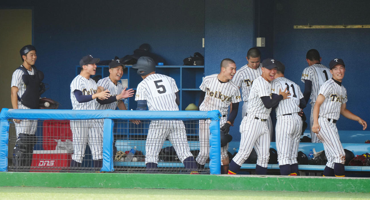 帝京対山梨学院　5回表帝京2死二塁、奈良（左から4人目）の2点本塁打で喜ぶ選手たち（撮影・江口和貴）