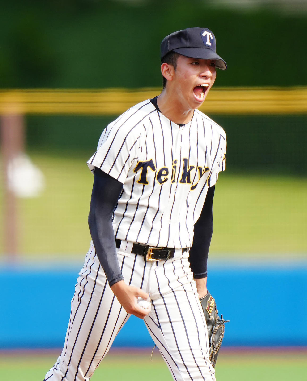 帝京対山梨学院　4回裏山梨学院2死、岳原を右飛に仕留め、雄たけびを上げる高橋（撮影・江口和貴）