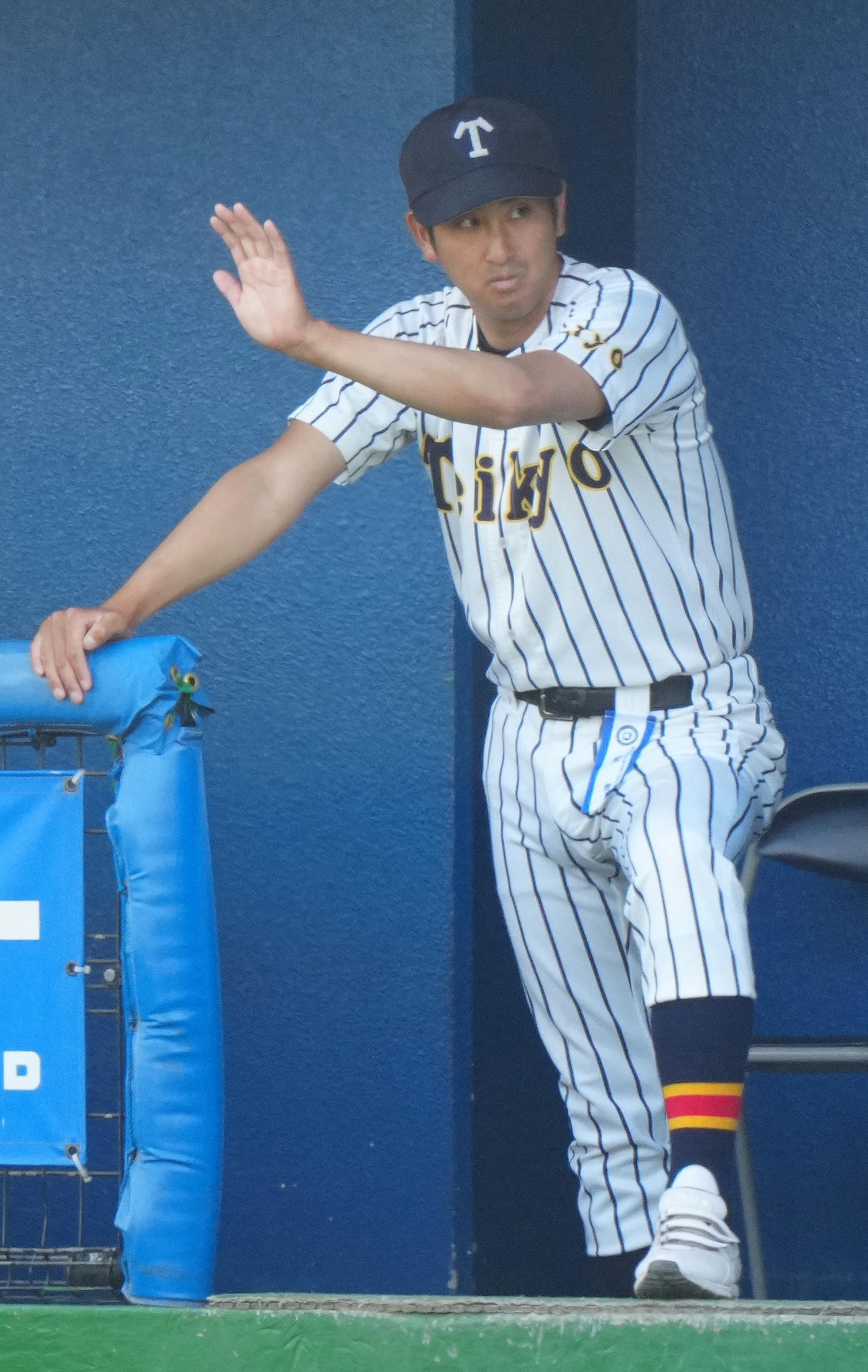 帝京対山梨学院　1回裏、ベンチから戦況を見つめる帝京・金田監督（撮影・江口和貴）