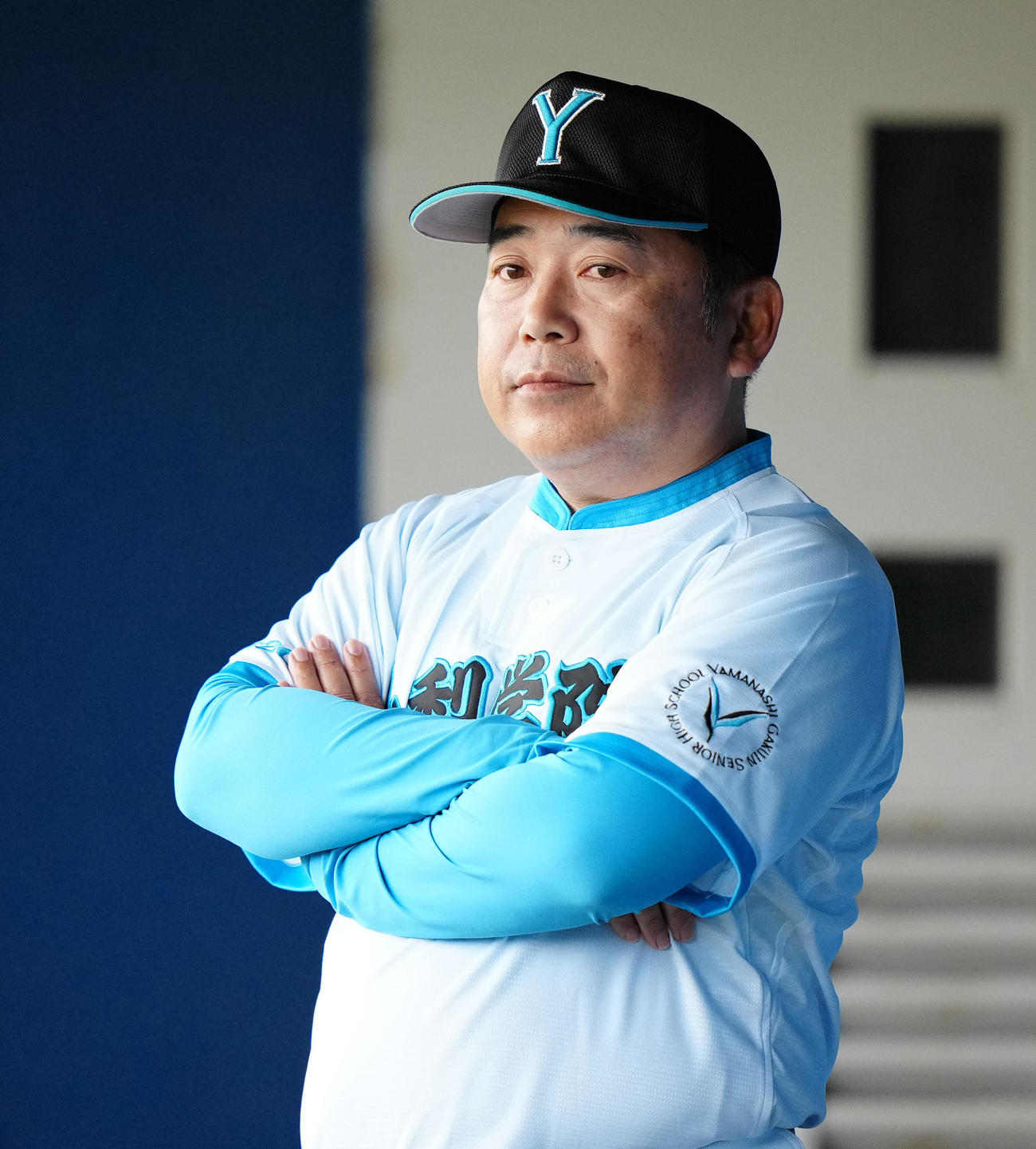 帝京対山梨学院　8回表、ベンチから戦況を見つめる山梨学院・吉田監督（撮影・江口和貴）