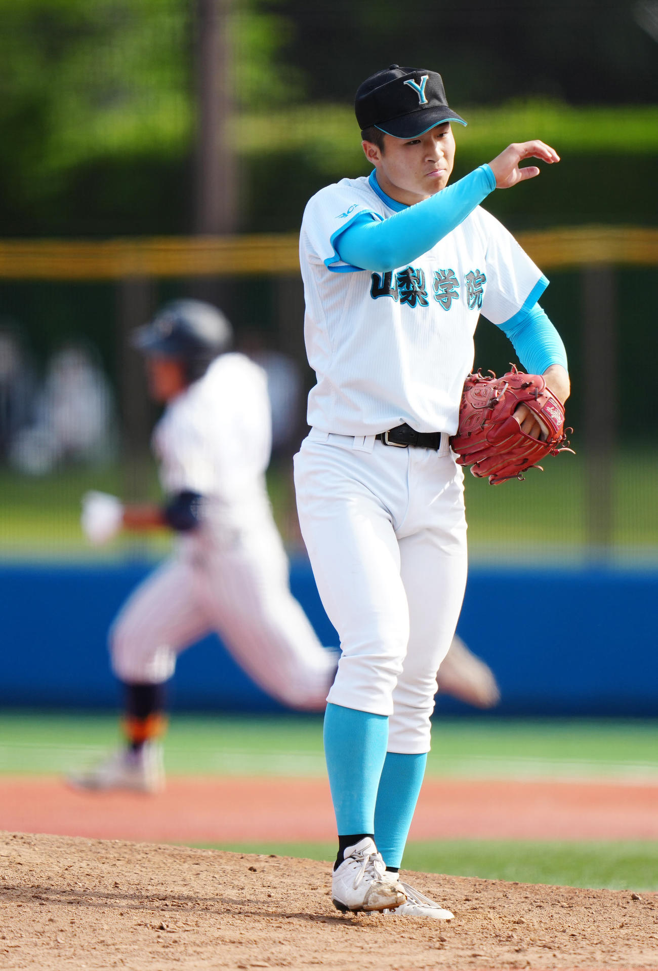 帝京対山梨学院　5回表帝京2死二塁、奈良（後方）に2点本塁打を浴びる林（撮影・江口和貴）