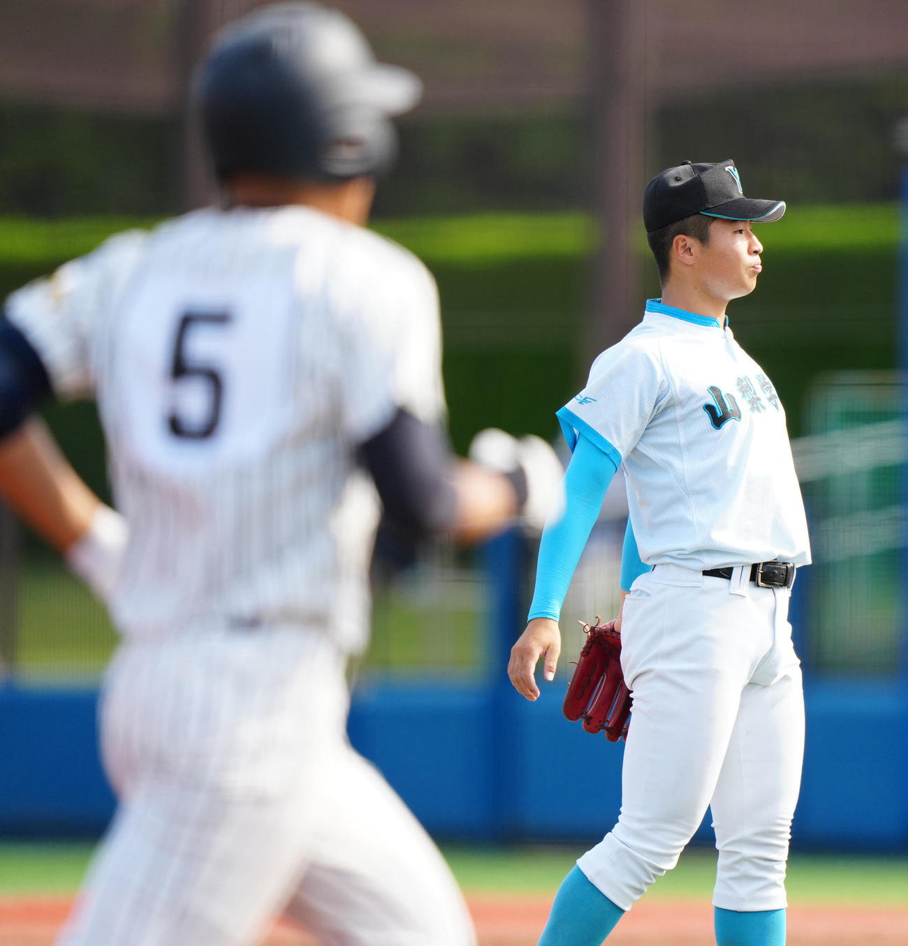 帝京対山梨学院　5回表帝京2死二塁、奈良（手前）に2点本塁打を浴びる林（撮影・江口和貴）
