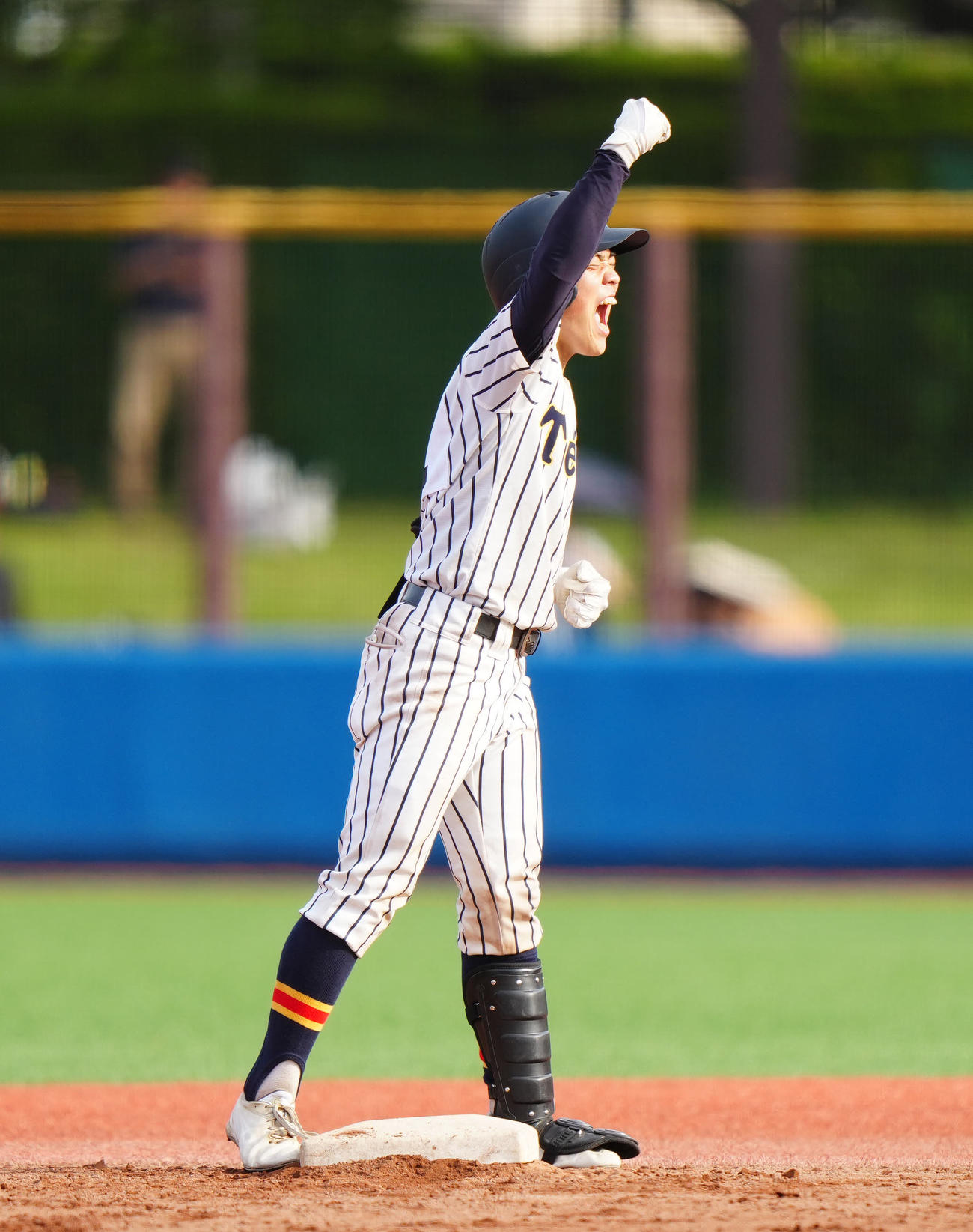帝京対山梨学院　8回表帝京1死二、三塁、2点適時二塁打を放ち、ガッツポーズを見せる生井沢（撮影・江口和貴）