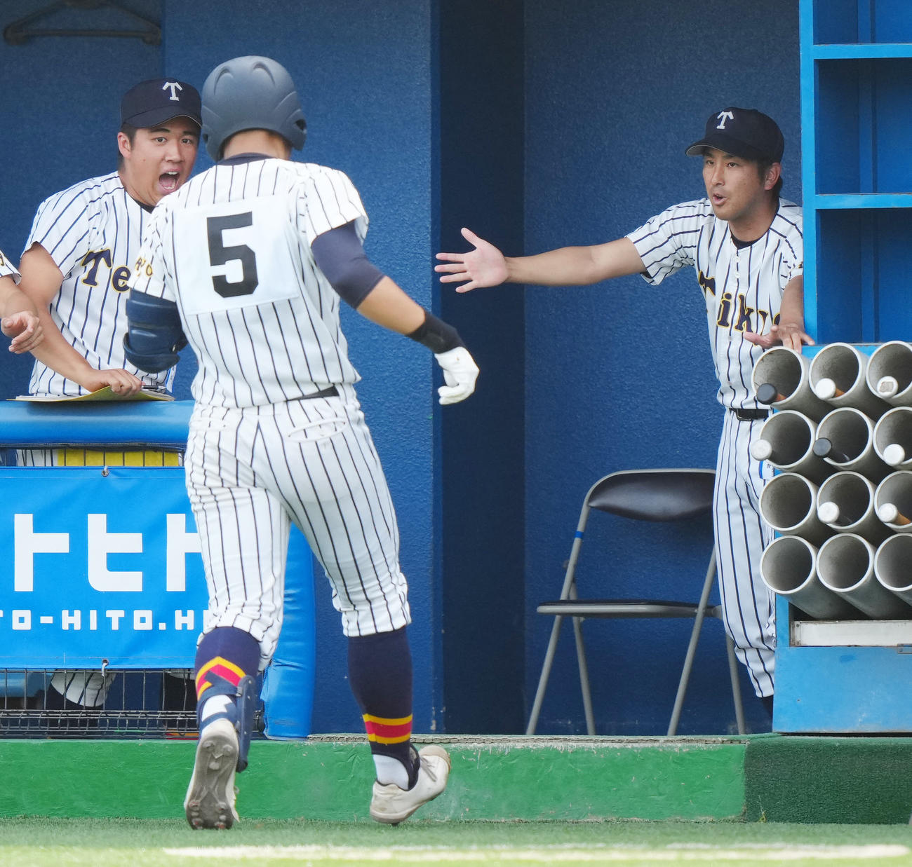 帝京対山梨学院　5回表帝京2死二塁、2点本塁打を放った奈良（中央）を迎える金田監督（右）（撮影・江口和貴）