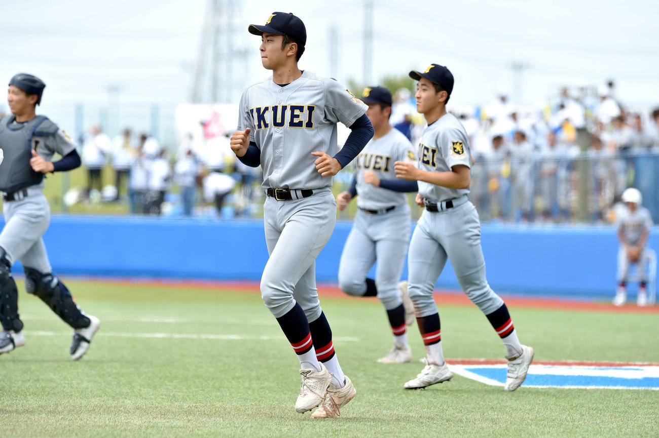 大崎中央対仙台育英　7回コールド勝ちが決まり、整列に向かう仙台育英・高橋（中央）（撮影・相沢孔志）