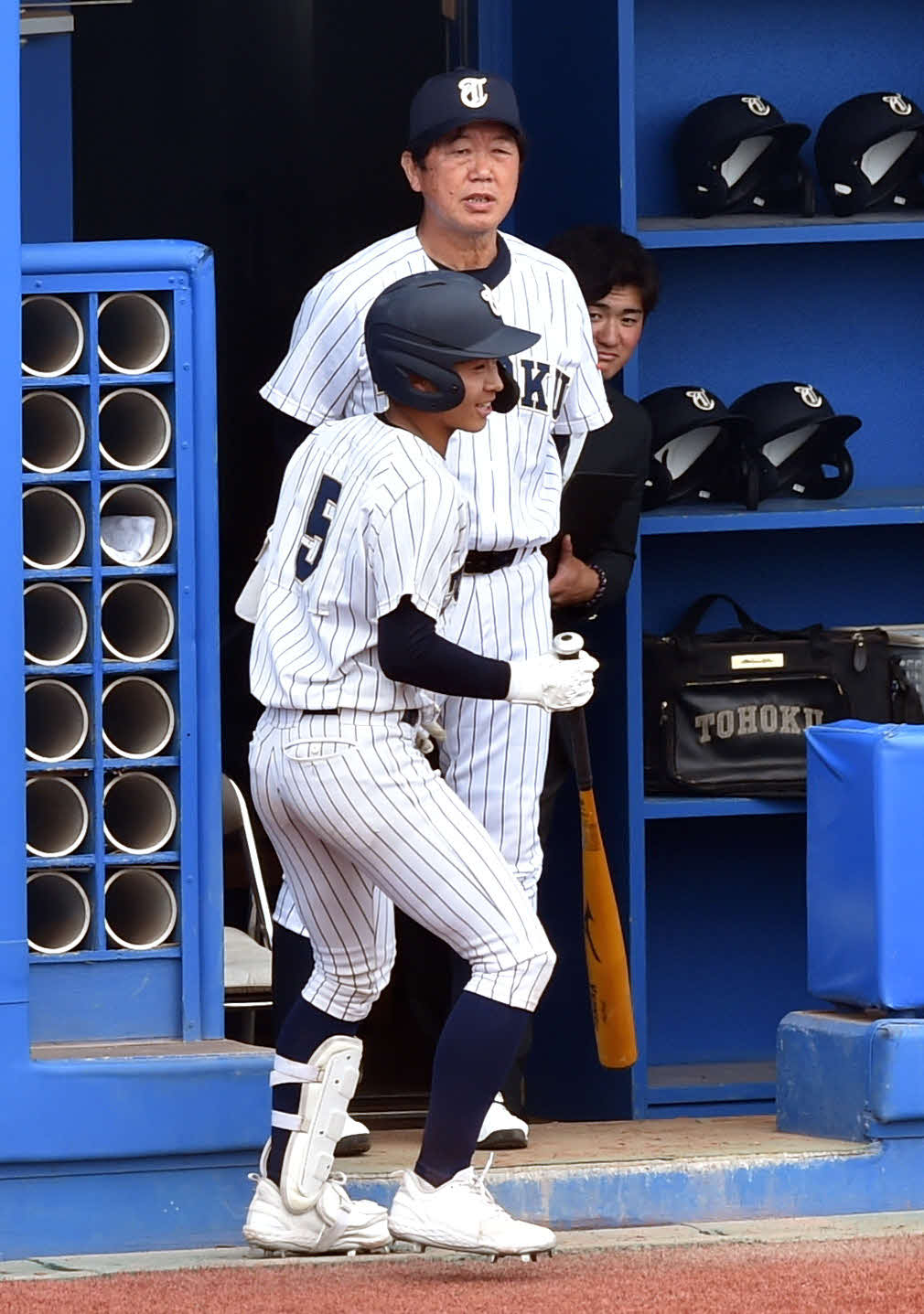 日本ウェルネス宮城対東北　5回裏東北1死一、二塁、佐藤響（手前）と話す佐藤監督（撮影・相沢孔志）