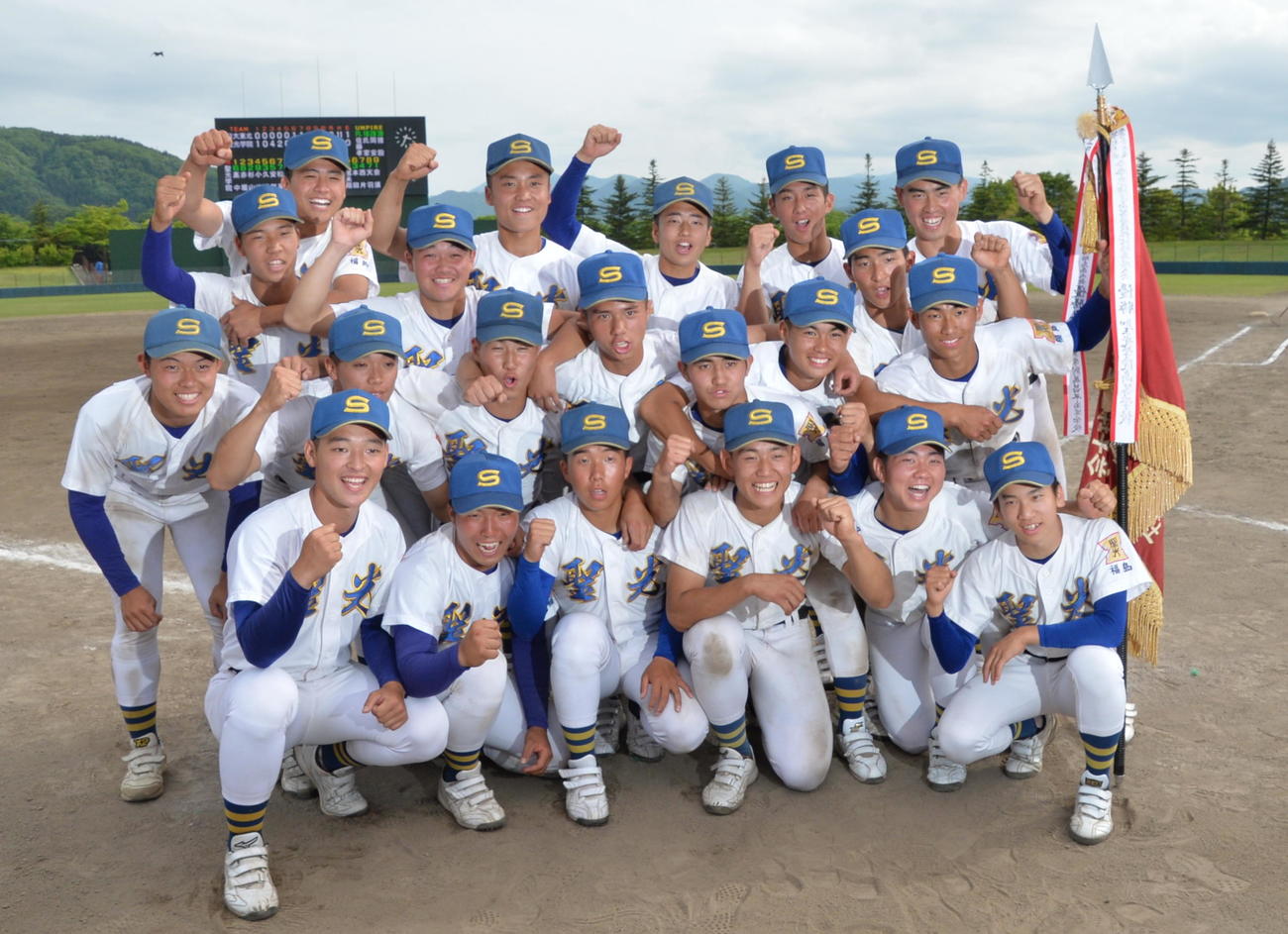 10－3で勝利し、春3連覇を果たした聖光学院ナイン（撮影・濱本神威）