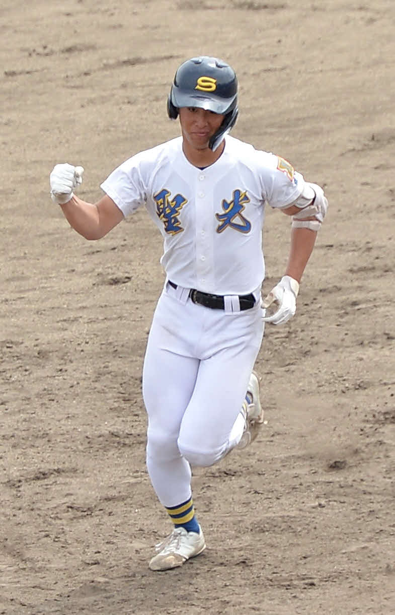 4回、三好は左越えソロ本塁打を放ちガッツポーズ