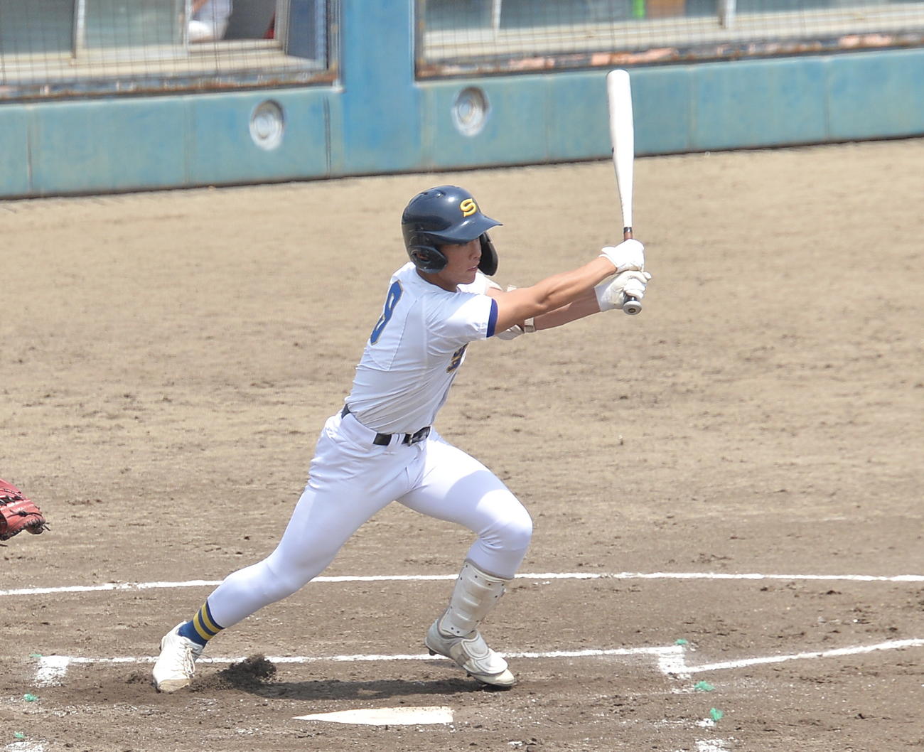 1回、先制内野安打を放つ三好