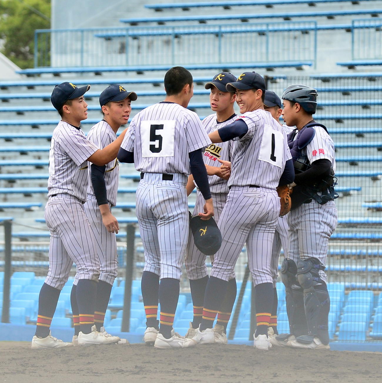 マウンドで笑顔を見せる加藤学園・吉川（手前右）