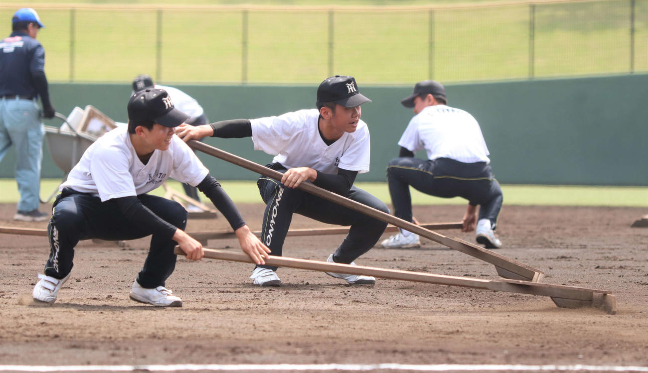 専大松戸対相洋　試合前に「隼人園芸」として名物とされているグラウンド整備を行う横浜隼人の選手ら（撮影・黒須亮）