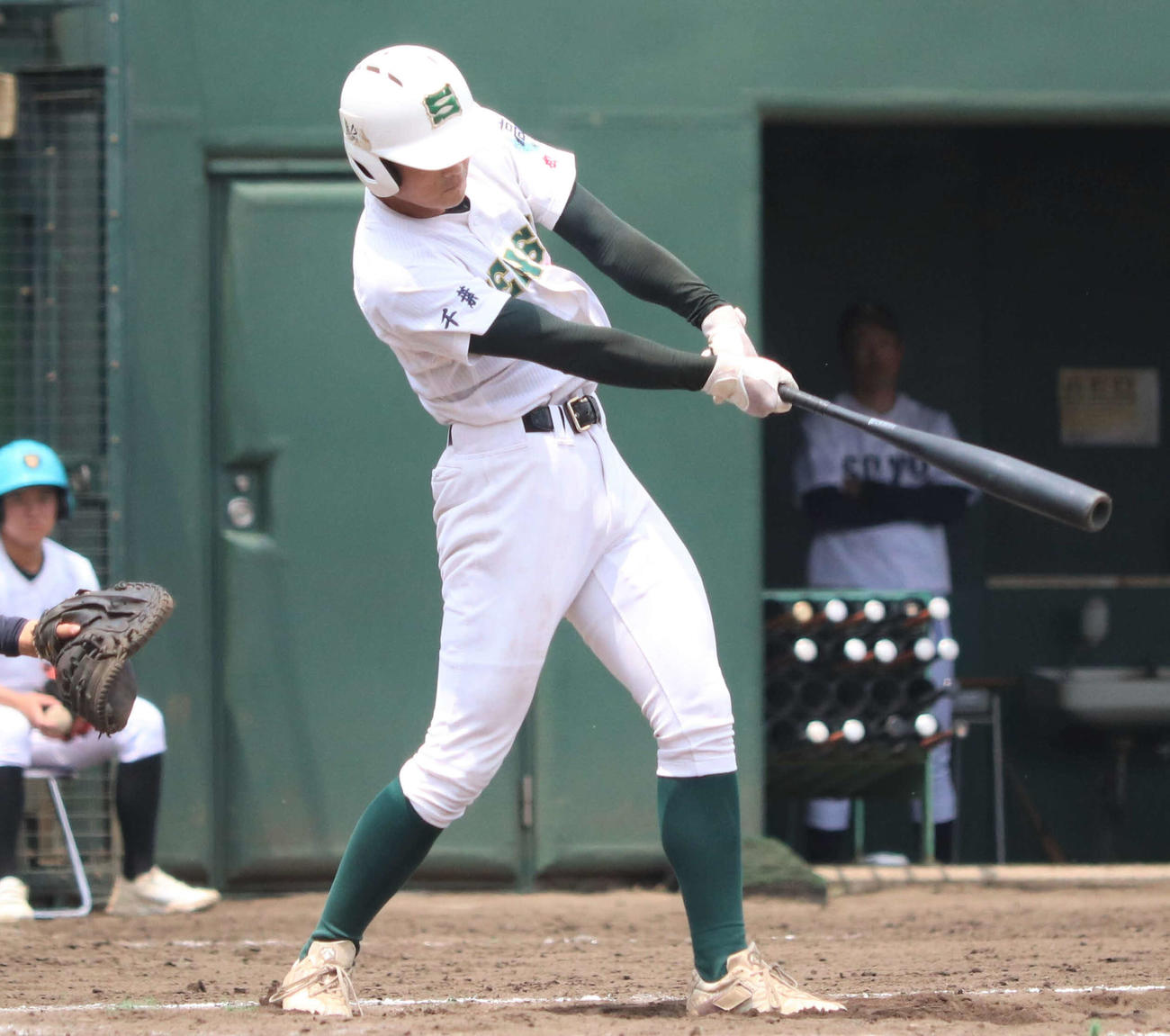 専大松戸対相洋　4回表専大松戸1死、左越え本塁打を放つ太田（撮影・村山玄）