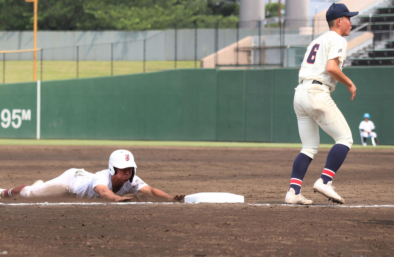 明和県央対常総学院　4回裏常総学院1死二塁、暴投で三塁に進塁する二塁走者・山崎＝（撮影・黒須亮）