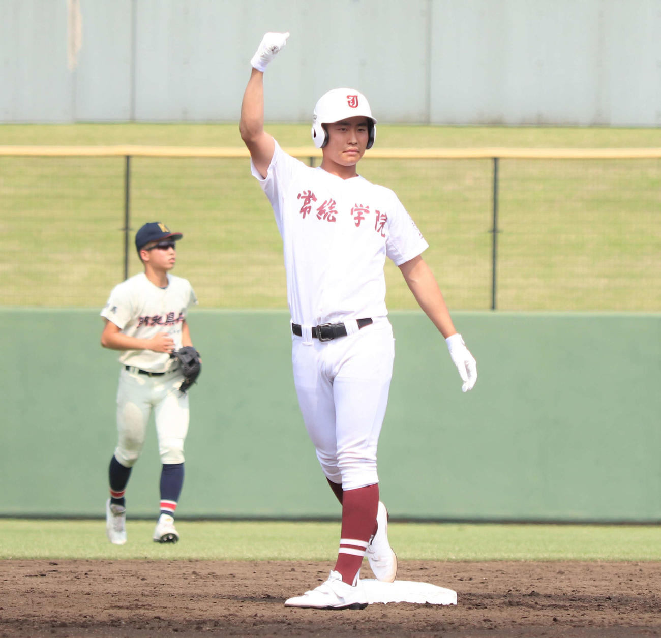 明和県央対常総学院　4回裏常総学院1死一塁、秋山が右越え二塁打を放ちガッツポーズを見せる＝（撮影・黒須亮）