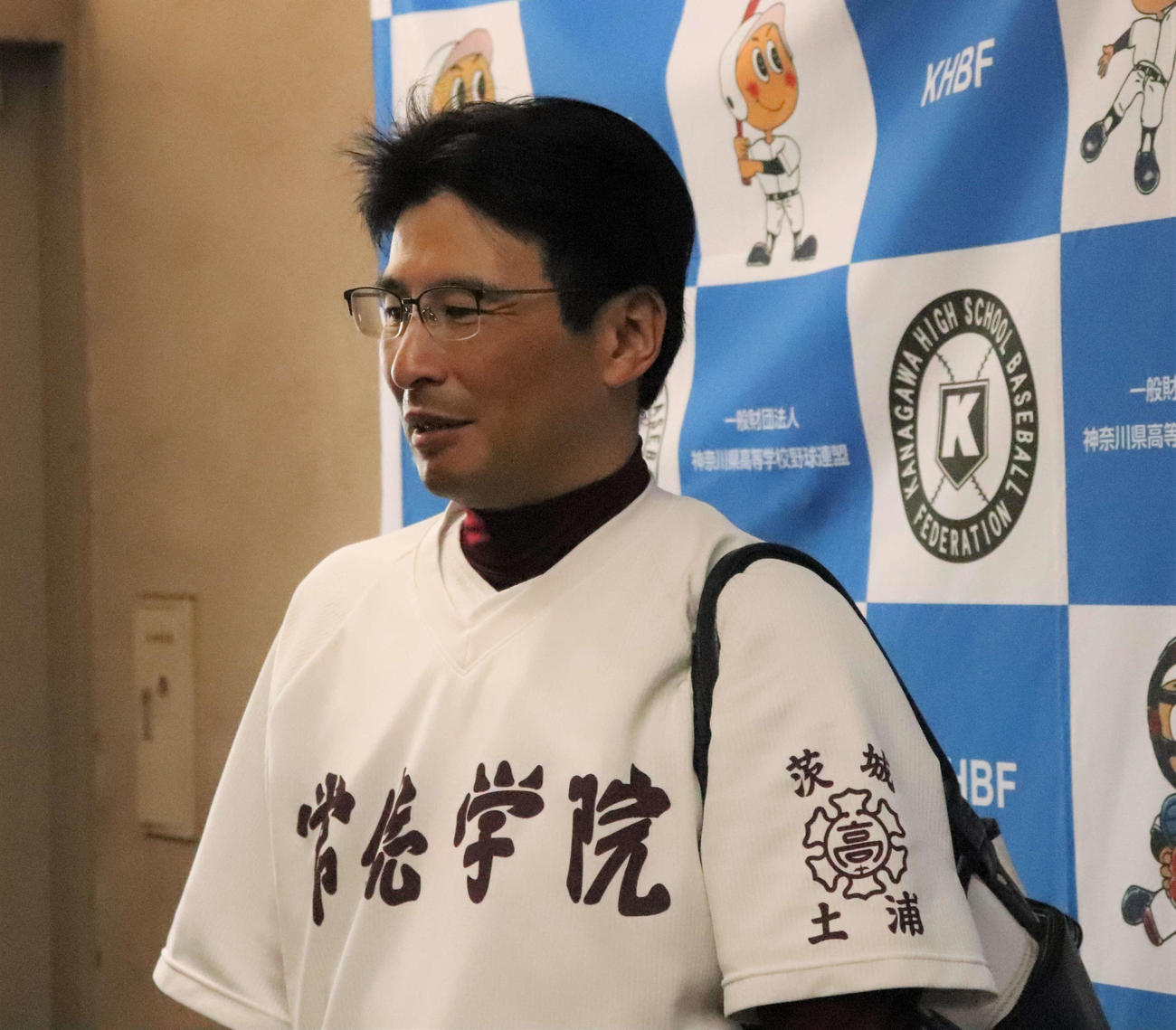 明和県央対常総学院　盤石の試合運びでベスト4を決め、取材に応じる常総学院・島田監督＝（撮影・黒須亮）