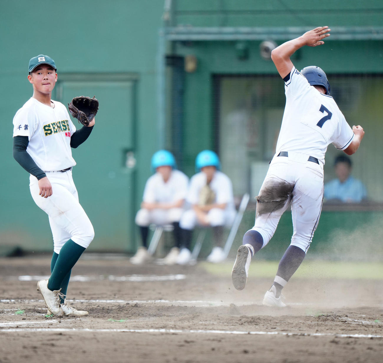 専大松戸対相洋　2回裏相洋2死満塁、暴投で二宮（右）の生還を許した梅沢（撮影・江口和貴）