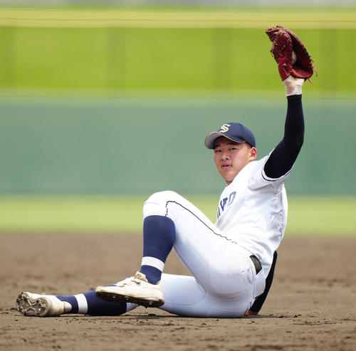 専大松戸対相洋　4回表専大松戸2死、青野の打球を好捕し一直とした一塁手川嶋（撮影・江口和貴）