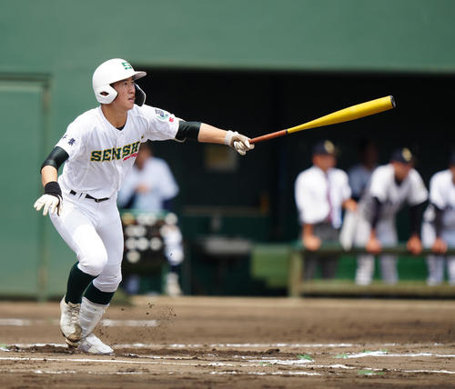 専大松戸対相洋　1回表専大松戸1死三塁、先制犠飛を放つ中山（撮影・江口和貴）