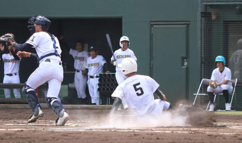 専大松戸対相洋　1回表専大松戸1死三塁、中山凱の右犠飛で生還する大森（右）（撮影・黒須亮）