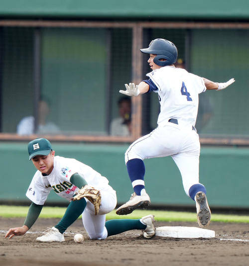 専大松戸対相洋　2回裏相洋2死二、三塁、適時内野安打とする永野（右）（撮影・江口和貴）