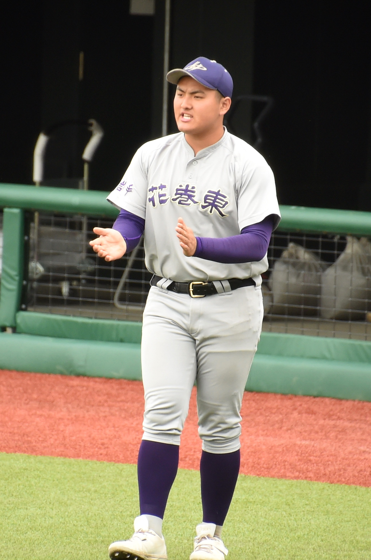 水沢対花巻東　ベンチスタートの花巻東・佐々木麟は仲間を鼓舞する（撮影・山田愛斗）