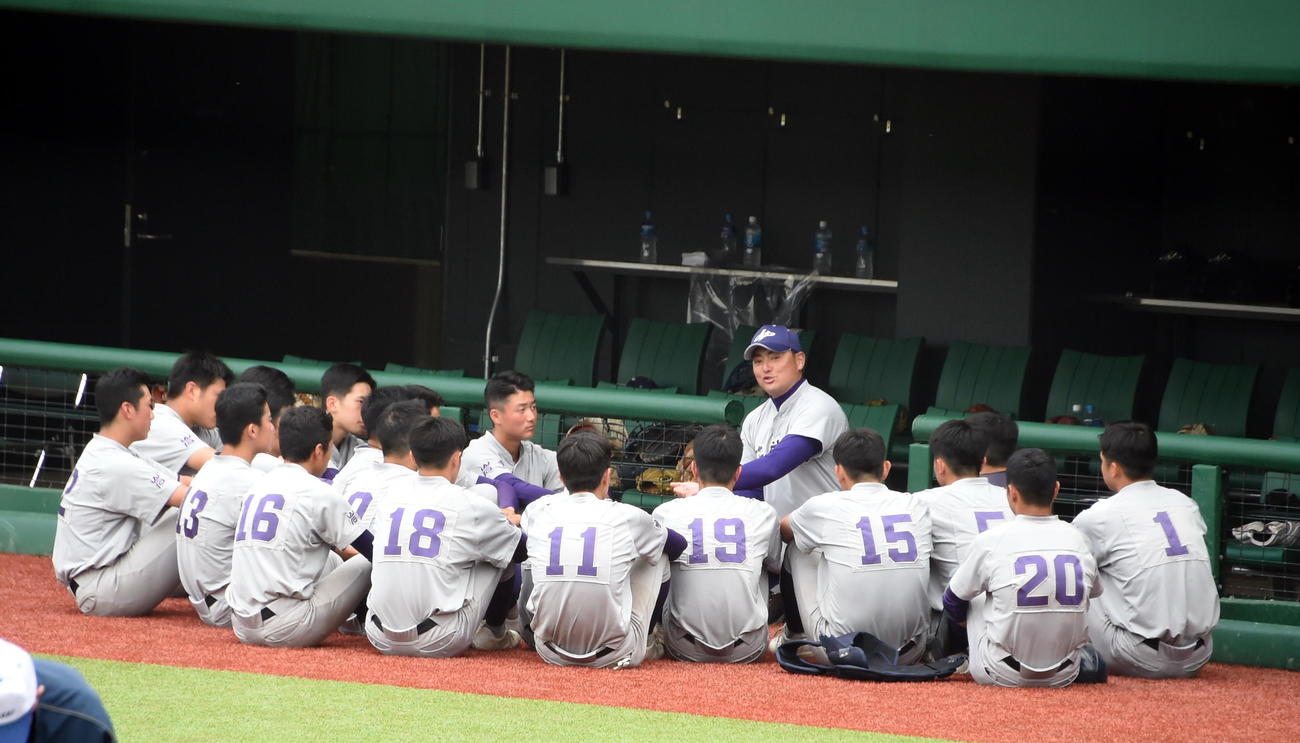 水沢対花巻東　試合前、選手たちに声をかける花巻東・佐々木監督（奥）（撮影・山田愛斗）