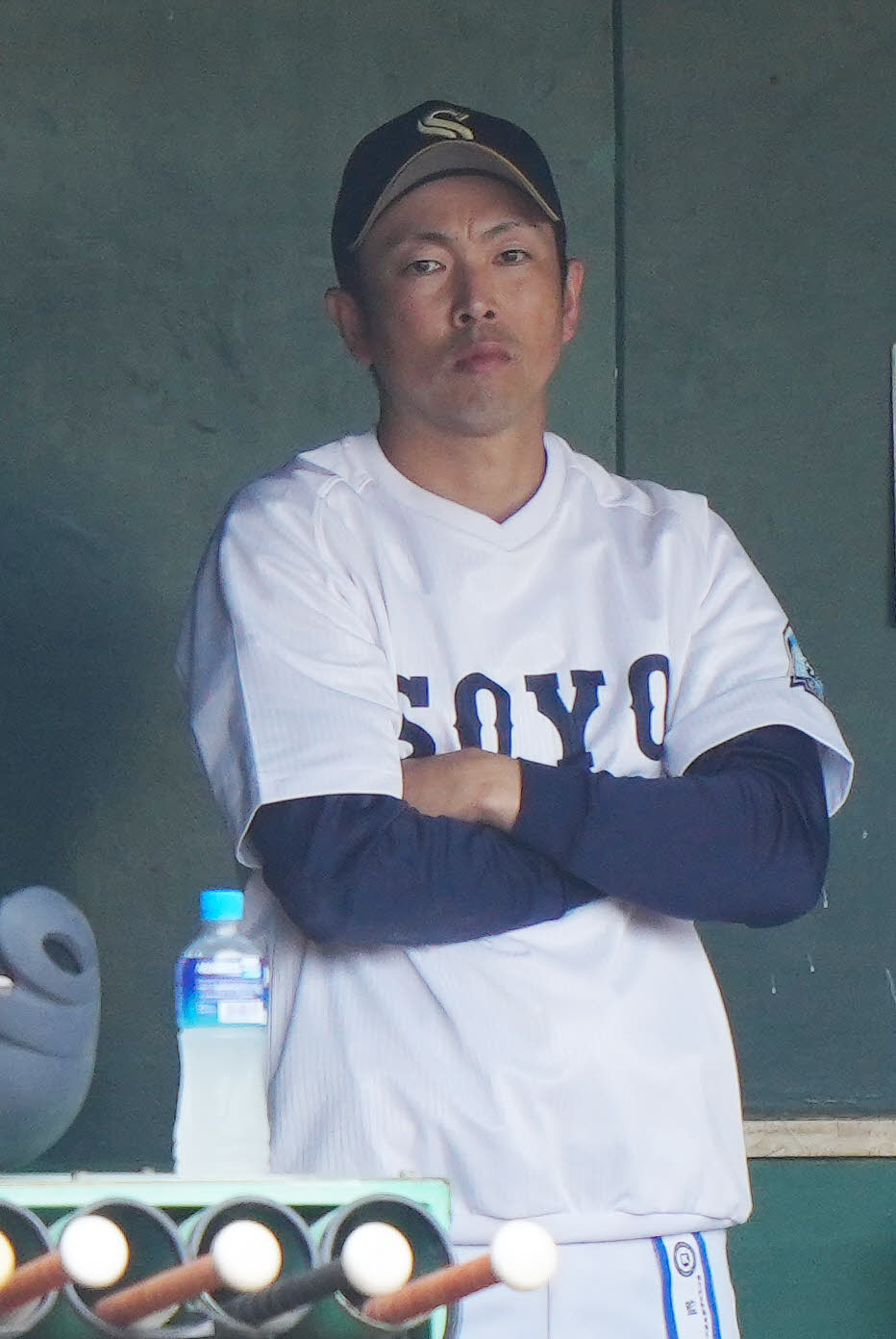 専大松戸対相洋　7回表、ベンチから戦況を見つめる相洋・高橋監督（撮影・江口和貴）