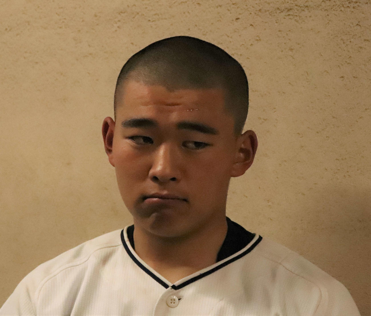 専大松戸対相洋　本塁打を放った相洋の4番・川嶋は試合に敗れ肩を落とした＝（撮影・黒須亮）