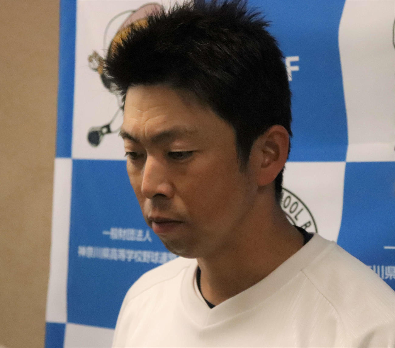 専大松戸対相洋　専大松戸に敗れ厳しい表情で試合を振り返る相洋・高橋監督＝（撮影・黒須亮）