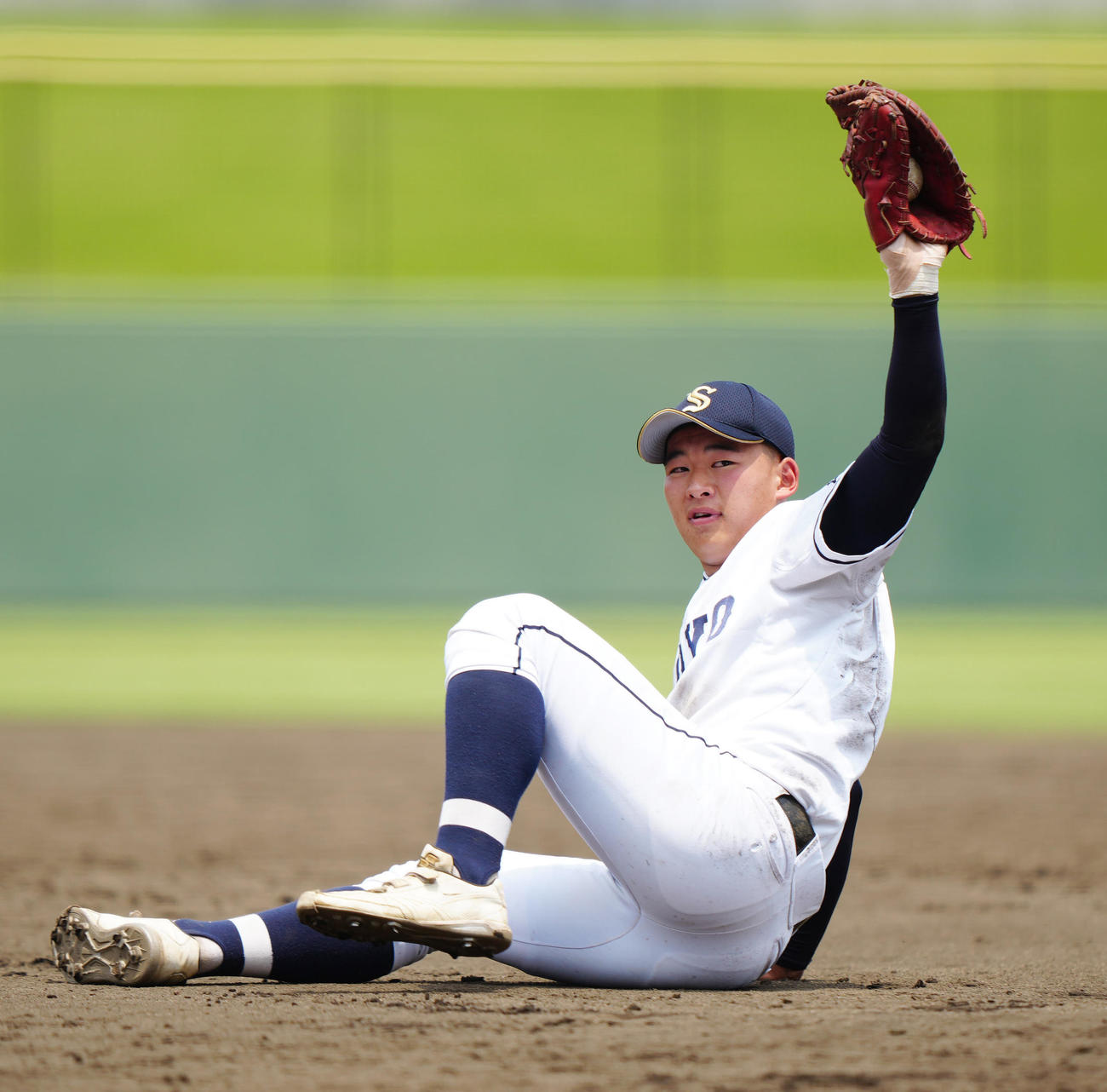 専大松戸対相洋　4回表専大松戸2死、青野の打球を好捕し一直とした一塁手川嶋（撮影・江口和貴）