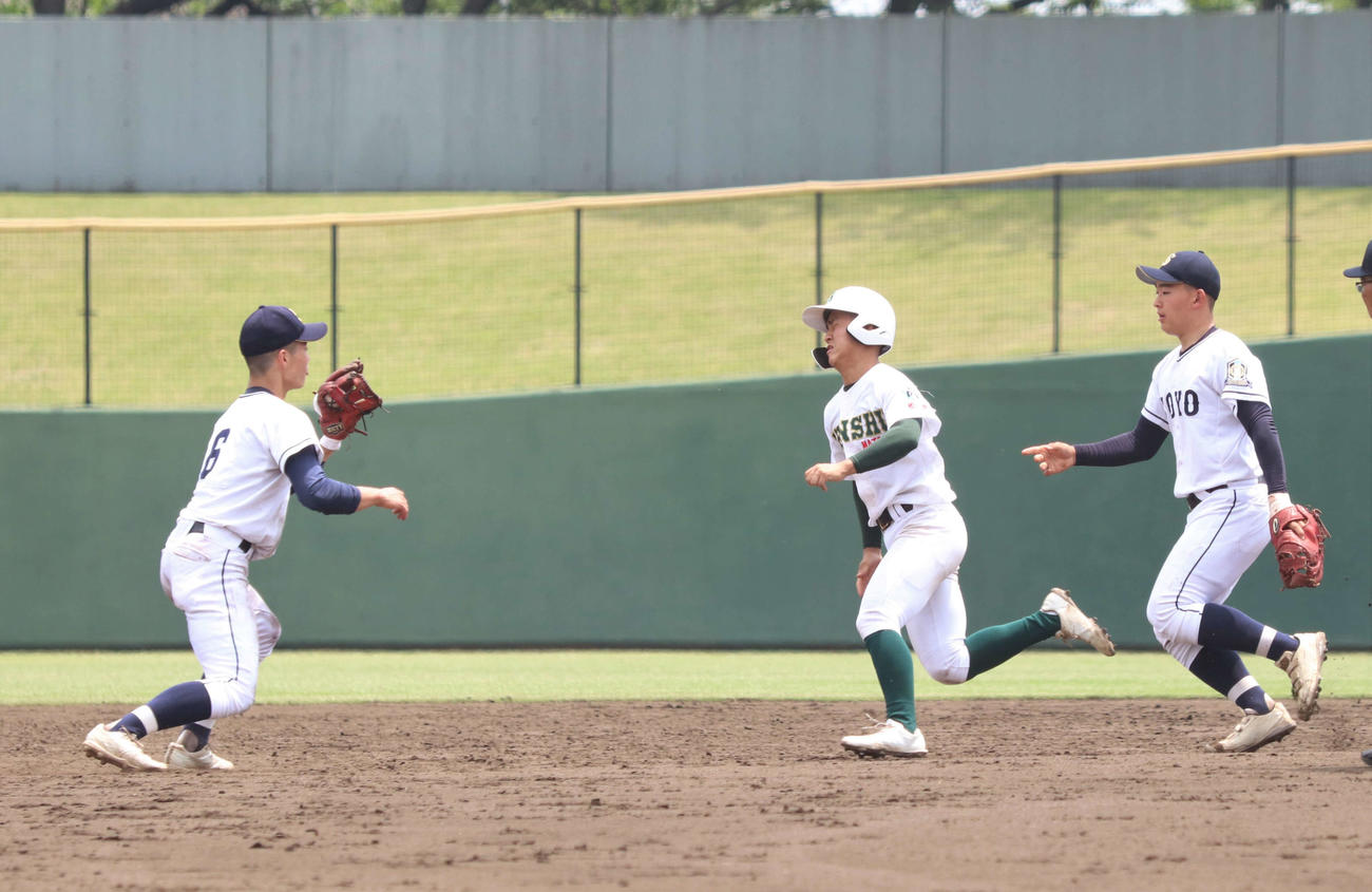 専大松戸対相洋　4回表専大松戸無死一塁、一塁走者の広川が盗塁を仕掛けるも挟殺プレーでアウトとなる（撮影・黒須亮）