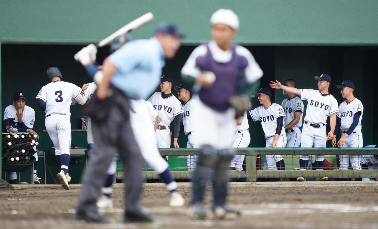 専大松戸対相洋　3回裏相洋無死、ソロ本塁打を放った川嶋（左から2人目）を迎える選手たち（撮影・江口和貴）