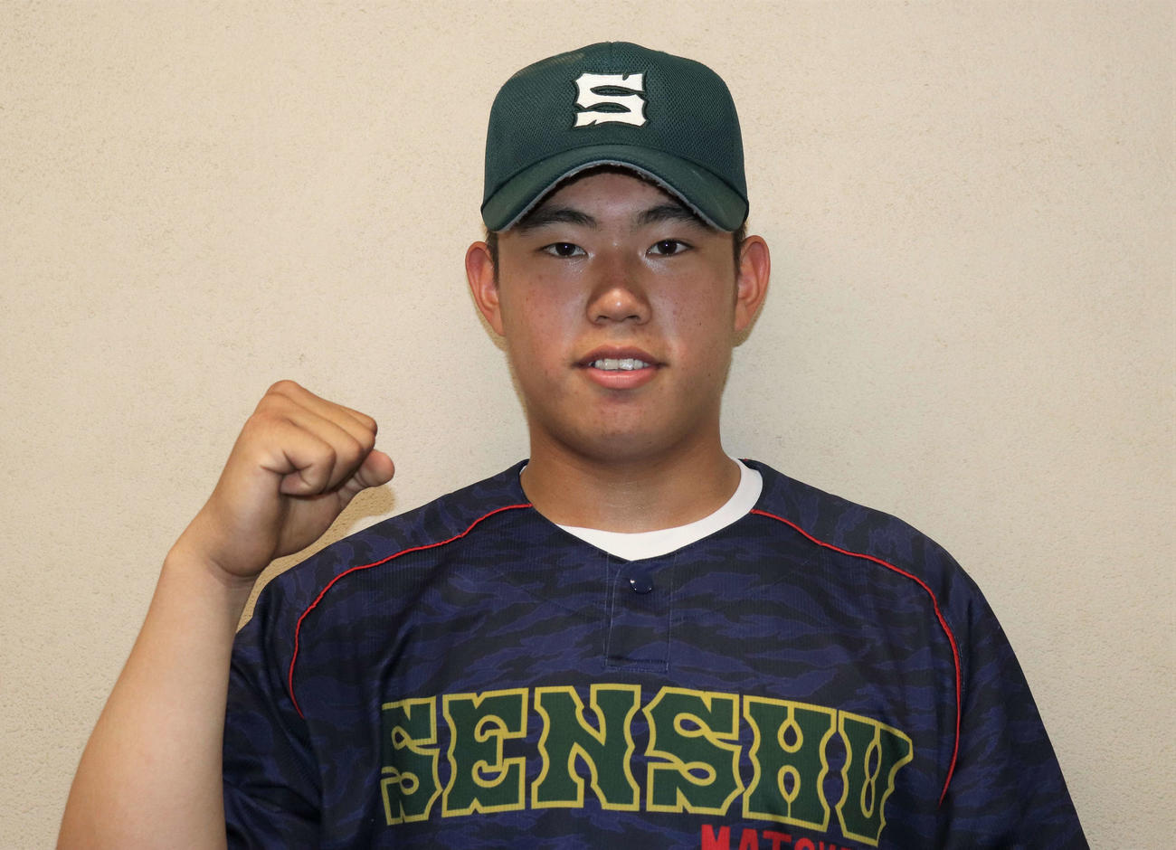 専大松戸対相洋　試合後、ガッツポーズを見せる専大松戸・青野（撮影・村山玄）