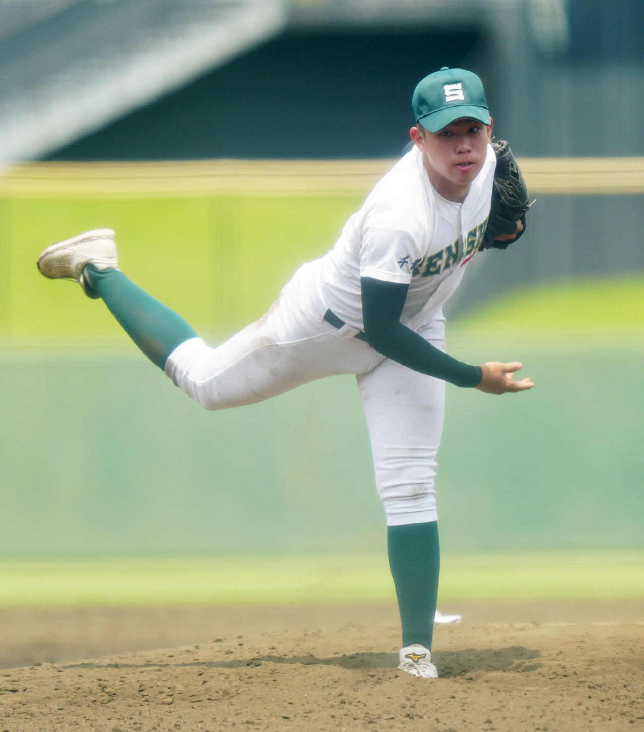 専大松戸対相洋　好投する専大松戸2番手の青野（撮影・江口和貴）