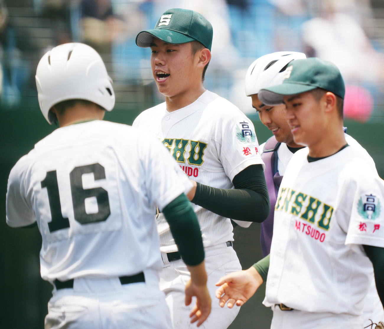 専大松戸対相洋　8回裏終了後、ベンチに引き揚げる専大松戸2番手の青野（中央）（撮影・江口和貴）