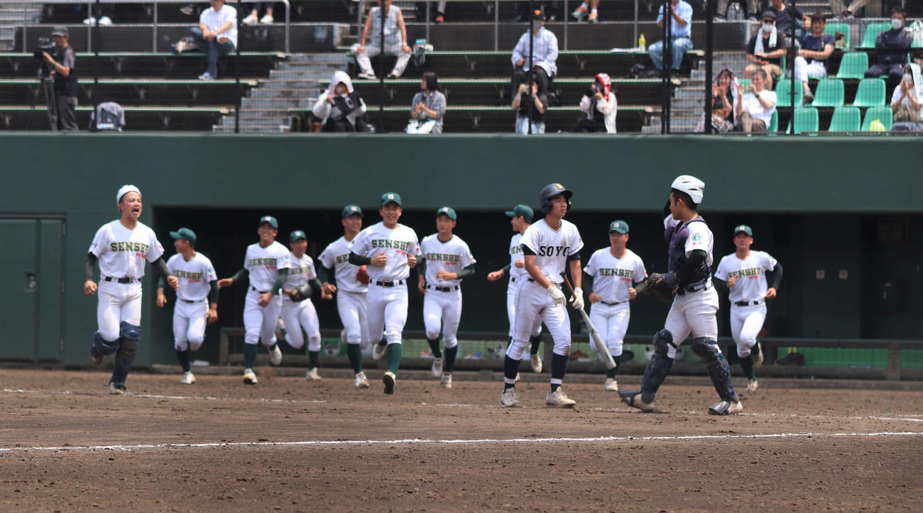 専大松戸対相洋　最後の打者を二邪飛に打ち取り勝利を決めた専大松戸の選手（撮影・黒須亮）