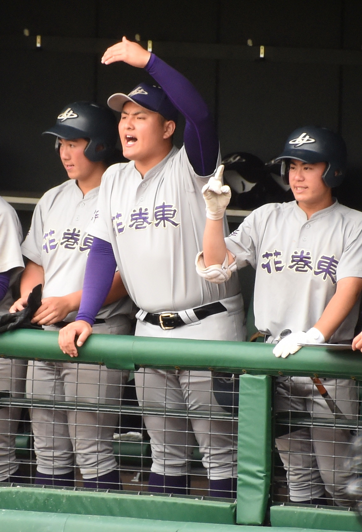 水沢対花巻東　ベンチから守備位置の指示を送る花巻東・佐々木麟（撮影・山田愛斗）