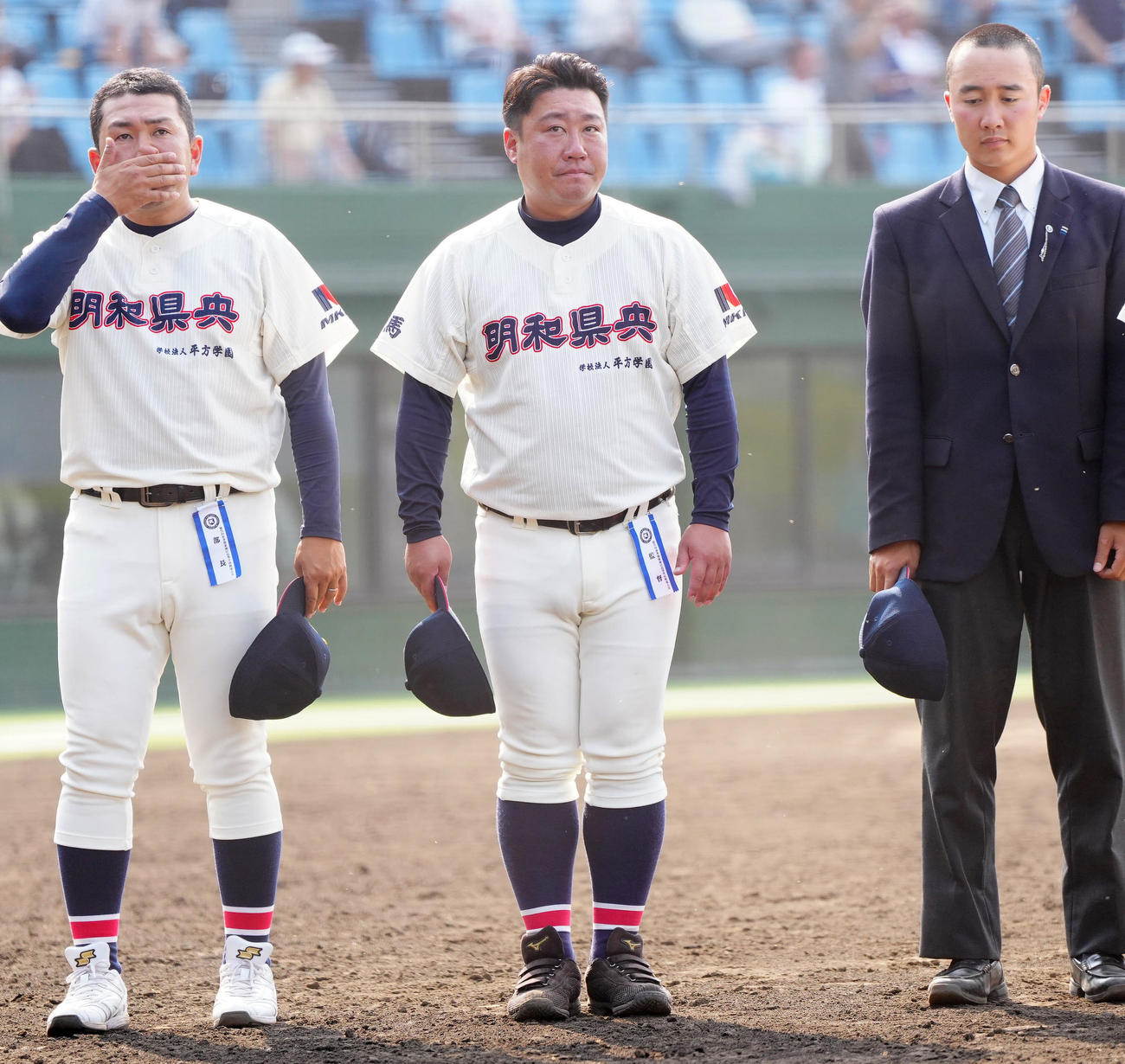 明和県央対常総学院　試合後、応援席にあいさつする明和県央・塩原監督（中央）（撮影・江口和貴）