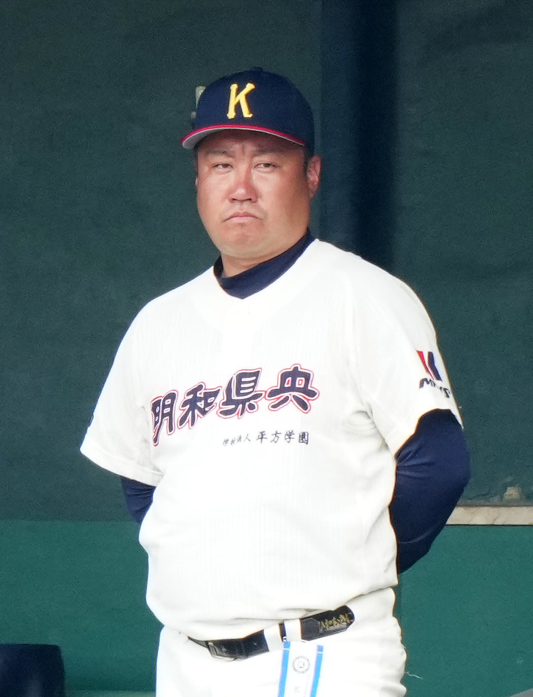 明和県央対常総学院　2回表、ベンチから戦況を見つめる明和県央・塩原監督（撮影・江口和貴）