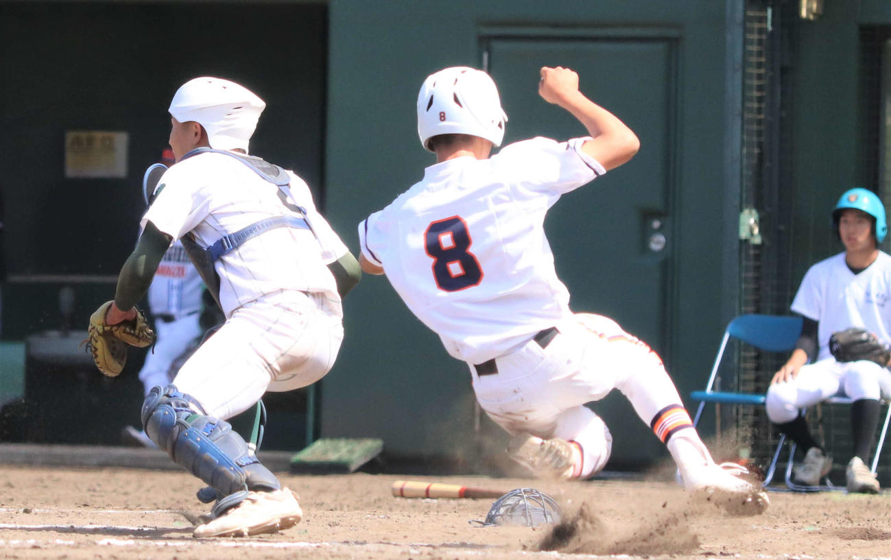 木更津総合対昌平　5回表木更津総合1死一、三塁、右犠飛で生還する伊藤（撮影・村山玄）