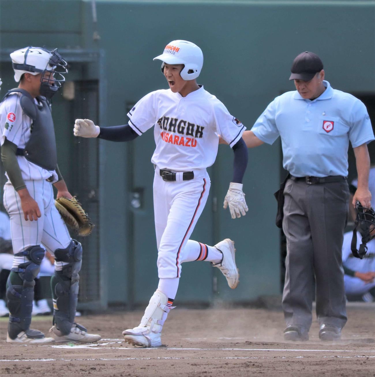木更津総合対昌平　6回表木更津総合1死三塁、左越えに2点本塁打を放った庄村（中央）が生還する（撮影・黒須亮）