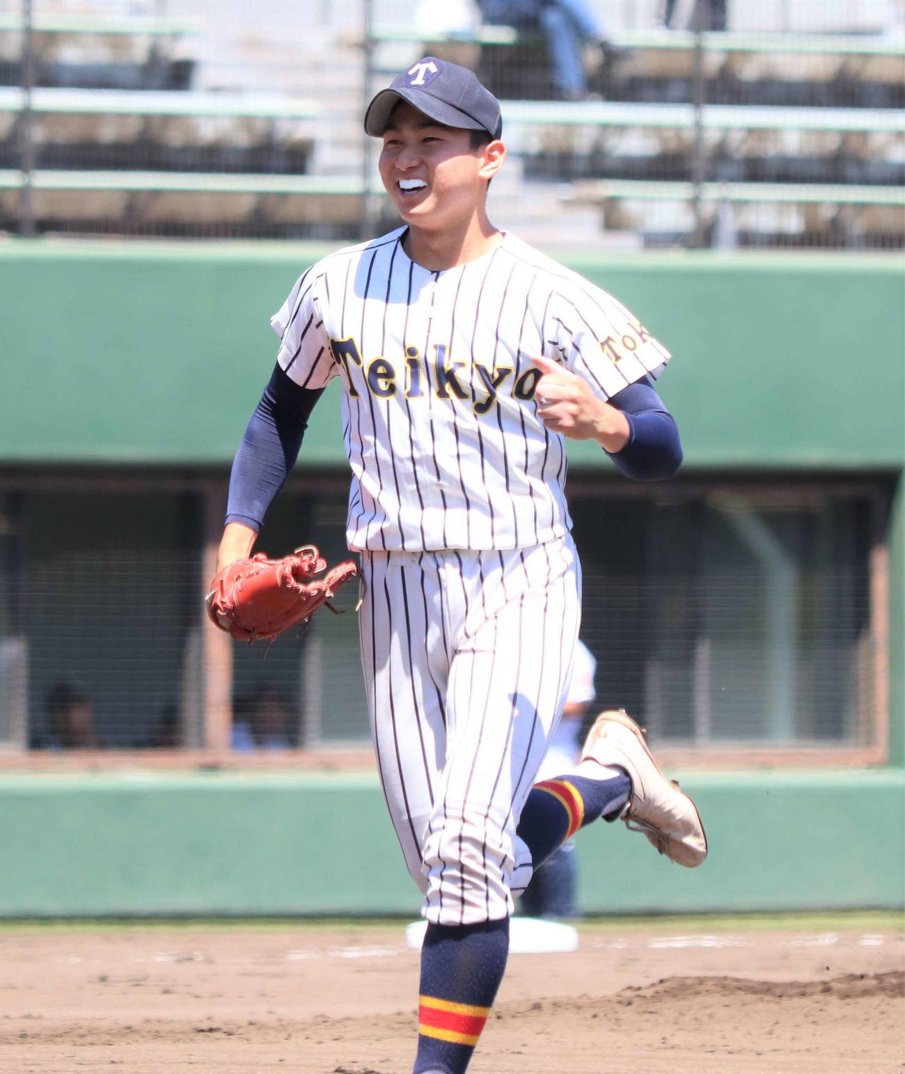 帝京対高崎健康福祉大　2回2死、帝京先発の安藤は高崎健康福祉大高崎の中軸を3者凡退に抑え笑顔を見せる＝（撮影・黒須亮）
