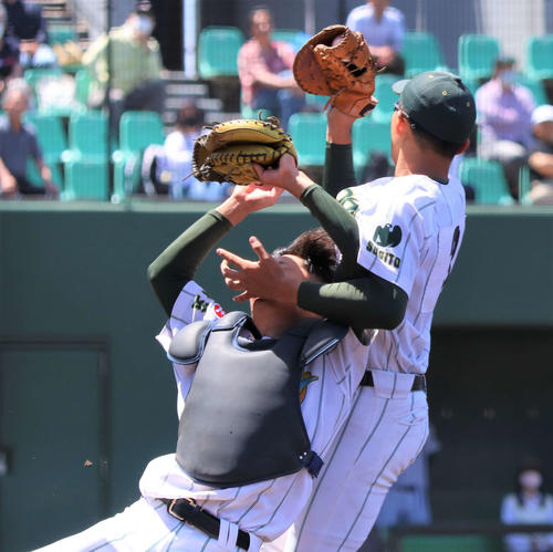 木更津総合対昌平　1回表無死、伊藤の飛球を追って昌平の捕手・齋藤と一塁手・山根が交錯する（撮影・黒須亮）