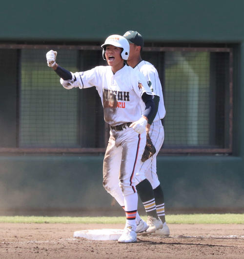 木更津総合対昌平　4回表木更津総合2死二、三塁、適時三塁打を放った石川がガッツポーズを見せる（撮影・黒須亮）