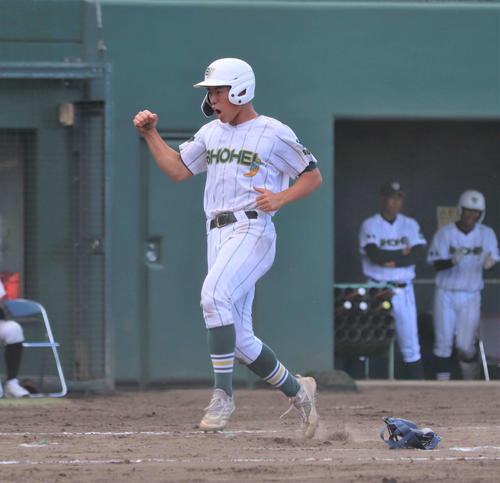 木更津総合対昌平　6回裏昌平2死二塁、山根の中前適時打で生還する二塁走者・金子（撮影・黒須亮）