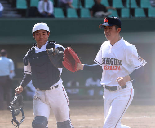 木更津総合対昌平　8回裏昌平2死一、二塁、ピンチの場面でリリーフして好投した井上は捕手の羽根とハイタッチを交わす（撮影・黒須亮）