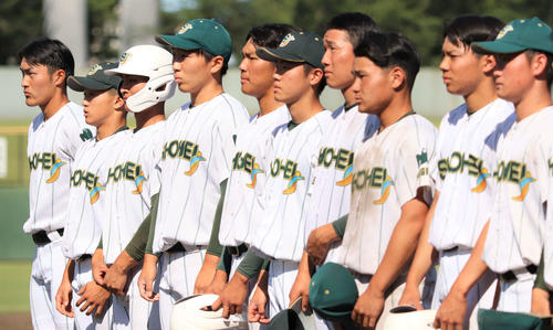 木更津総合対昌平　試合後、応援団にあいさつする昌平の選手たち＝2023年5月24日（撮影・村山玄）