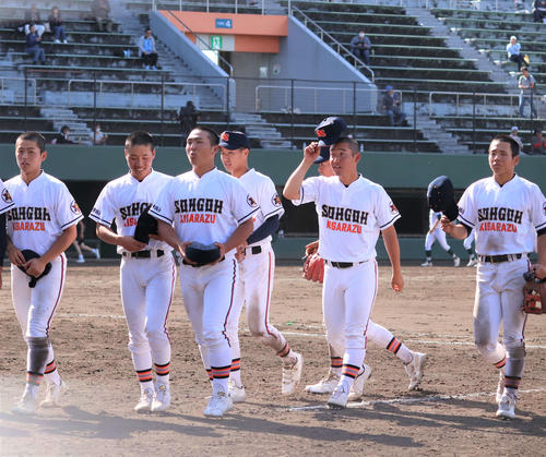 木更津総合対昌平　昌平に勝利しベスト4を決めた木更津総合の選手ら（撮影・黒須亮）