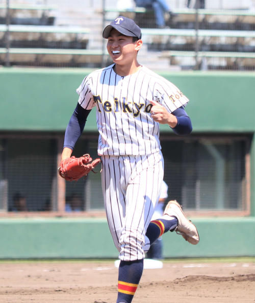 帝京対高崎健康福祉大　2回2死、帝京先発の安藤は高崎健康福祉大高崎の中軸を3者凡退に抑え笑顔を見せる＝（撮影・黒須亮）